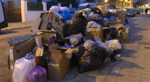 Les escombraries apilonades al carrer Sant Pau aquest vespre poc abans de desconvocar-se la vaga