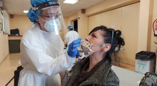 Una dona sotmetent-se a un test ràpid a Vilafant, aquest matí
