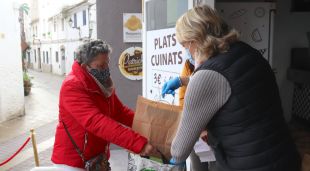 Una de les dones en situació vulnerable de Tossa de Mar rebent un menú solidari de Patrick's Bakery