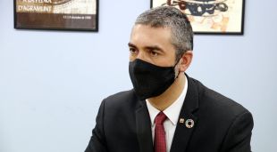 El conseller d'Acció Exterior, Relacions Institucionals i Transparència, Bernat Solé, reunit a l'Ajuntament d'Agramunt