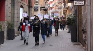 Manifestants del sector de la restauració de la Cerdanya amb pancartes arribant a la plaça de l'Ajuntament de Puigcerdà
