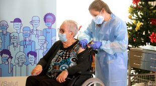 La primera vacunada contra la covid-19 a Catalunya Josefa Pérez a la residència Feixa Llarga de l’Hospitalet de Llobregat