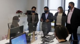 El conseller de Treball i Afers Socials, Chakir El Homrani, aquest 29 de desembre del 2020 durant la visita al SIE de Figueres