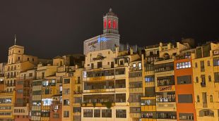 La Catedral il·luminada esperant l'arribada dels Reis d'Orient