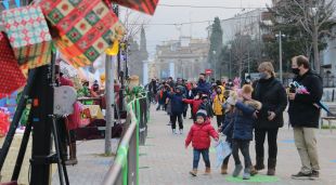 Pla general del recorregut de la parada reial del Passeig Nou de Figueres
