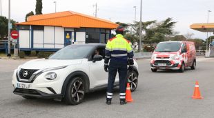 Efectius dels Mossos en un control a l'AP-7 a Maçanet de la Selva, aquest matí