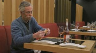 Un home dinant al restaurant Can Pau de Cantallops
