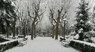 El Parc de la Plaça Clarà d'Olot ple de neu, aquest matí