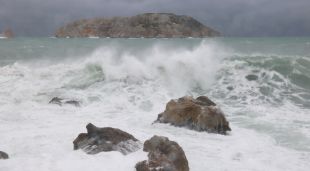 El temporal Filomena castigant la costa de l'Estartit amb les Illes Medes de fons