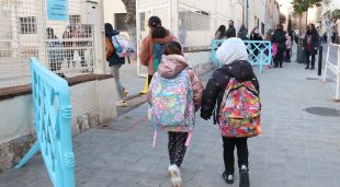 Alumnes del CEIP Sant Pau de Figueres entrant a l'escola després de les vacances de Nadal