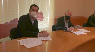 El president d'Impulsa, Carles Cuyàs, i el president del CCBE, Joan Loureiro, signant el conveni aquest matí