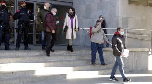 Els bombers investigats sortint dels Jutjats de Girona