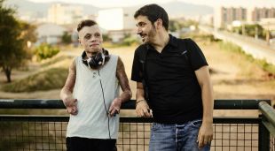 El protagonista d''El niño de fuego', Aleixo Paz, amb el director del documental, Ignacio Acconcia