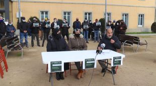 Roda de premsa per protestar contra el nou reglament d'accés a l'habitatge que han organitzat algunes entitats de Salt