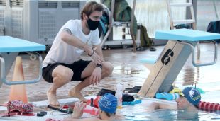 L'entrenador de l'equip belga PTC, Glenn Poleunis, donant indicacions a dos esportistes