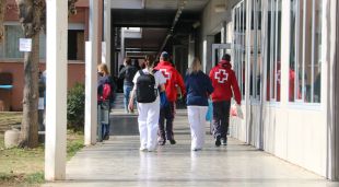 Efectius sanitaris entrant a l'IES la Garrotxa d'Olot per fer proves PCR