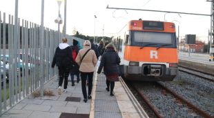 Usuaris de la RG1 a l'estació de Blanes (arxiu)