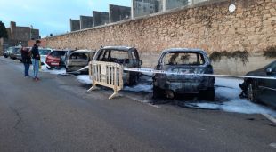 Els cotxes cremats en l'incendi d'aquesta nit passada