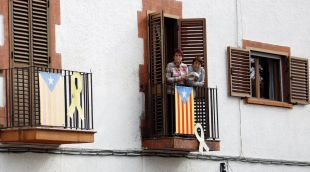 Dues veïnes picant amb una cassola a l'arribada de la comitiva de Vox