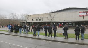 Veïns de Girona fent cua per votar al pavelló de Fontajau