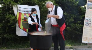 Dos memebres de la Comissió del Ranxo de Vidreres tirant les patates a la perola