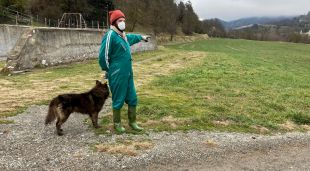 El ramader assenyala l'antic camí que voldria utilitzar per arribar en cotxe fins a casa