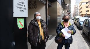 Dies professores de l'escola d'adults de Girona que formen part de la comissió de suport a la directora davant del CFA