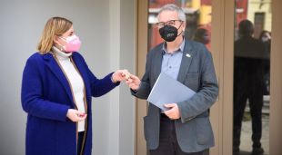 L'alcaldessa de Figueres, Agnès Lladó, entregant les claus de l'antiga oficinta de turisme al president de la DO Empordà
