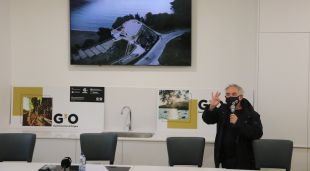 El xef Ferran Adrià durant l'acte de Roses on ha mostrat un vídeo del projecte i ha detallat les novetats