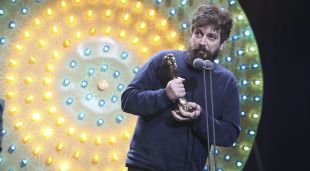 Pau Vallvé recullint el Premi Gaudí a la Millor música original l'any passat