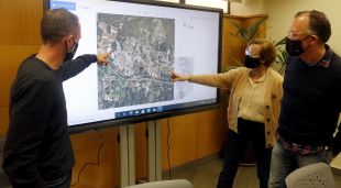 L'alcaldessa de Santa Cristina d'Aro, Lourdes Fuentes, amb els regidors d'Obres Públiques i d'Urbanisme mirant el nou POUM