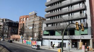 Vista d'un edifici pràcticament acabat, al costat d'un bloc en en obres a Girona
