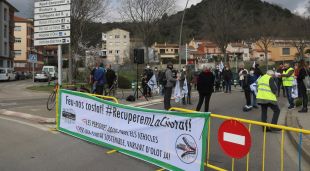 La carretera de la Canya tallada pels veïns de l'Avinguda Sant Jordi d'Olot