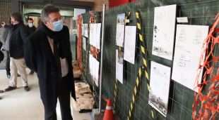 L'alcalde de Banyoles, Miquel Noguer, mirant els projectes finalistes de la reforma del Musequ Arqueològic Comarcal de Banyoles
