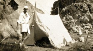Un jove Salvador Dalí davant una tenda instal·lada al paratge de Tudela al Cap de Creus