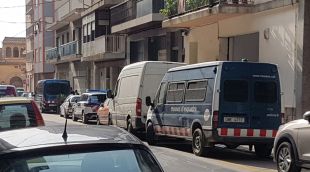 Algunes furgonetes dels Mossos durant l'operatiu a Figueres