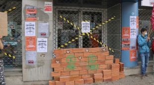 El punt de servei d'Endesa a Girona amb una paret de totxanes a l'entrada