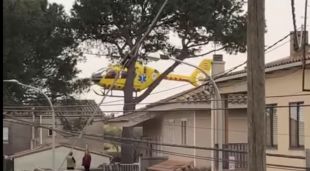 L'helicòpter del SEM traslladant els ferits a l'hospital de Palamós