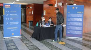 Un jove a punt de votar en les eleccions del Barça