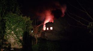 Vista posterior de la façana d'una nau en flames al polígon industrail de Vall-llobrega