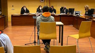 D'esquenes, l'acusat d'amenaçar una menor i aconseguir que li enviés imatges pornogràfiques