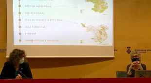 La diputada de Medi Ambient, Anna Barnadas (esquerra) i la coordinadora de l'estudi, Mita Castañer
