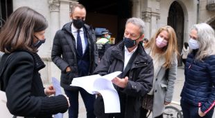 Alguns veïns i comerciants del Barri Vell abans d'entrar a registrar les signatures a l'ajuntament