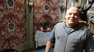 Josep Jiménez a l'habitació on hi ha la verge