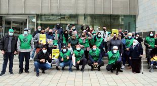 L'assemblea de la PAH Girona Salt davant la seu del Govern