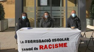 Roda de premsa amb membres de l'Espai Antiracista de Salt, de Salt Educa i una mare de la comunitat educativa de l'escola La Fraga
