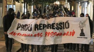 La capçalera de la manifestació al carrer Santa Clara amb la pancarta en contra de la "repressió"