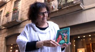 Anna Fité amb el seu llibre a les mans