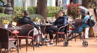 Una família en una terrassa del passeig de Jacint Verdaguer de Lloret de Mar