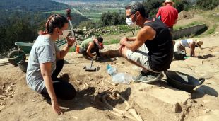 Els codirectors de l'excavació als Sants Metges, Neus Coromina i Jordi Vivo, al costat d'un dels esquelets